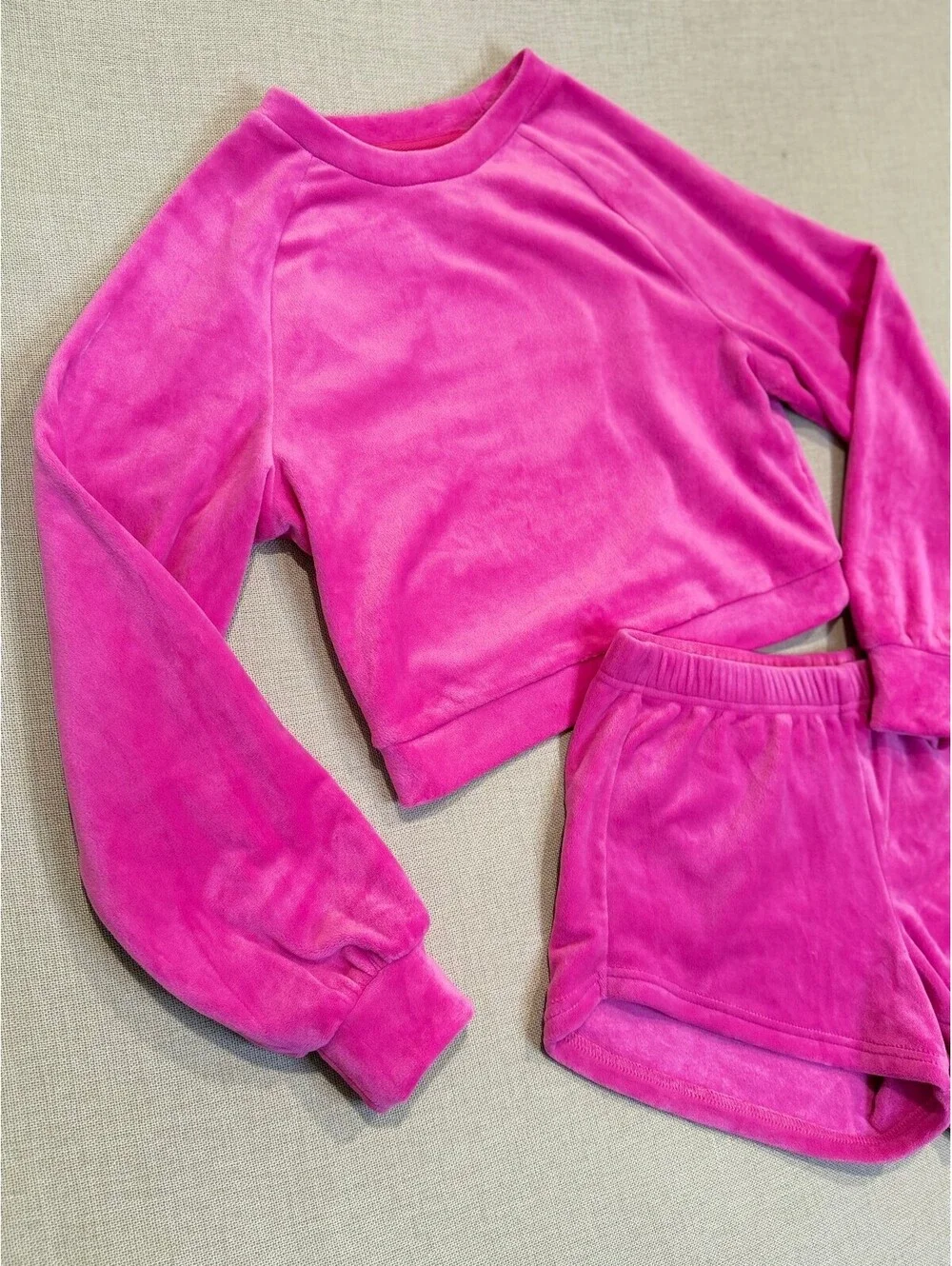 UGG Beckner Cropped Sweatshirt Small & Valerius Shorts in sonic pink. Size Small